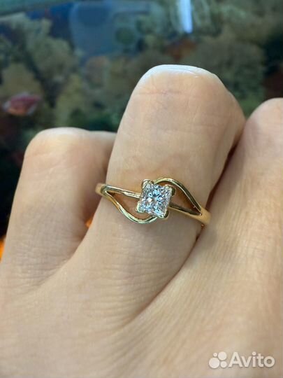 Золотое кольцо с природн бриллиантом 0,30к 750пр