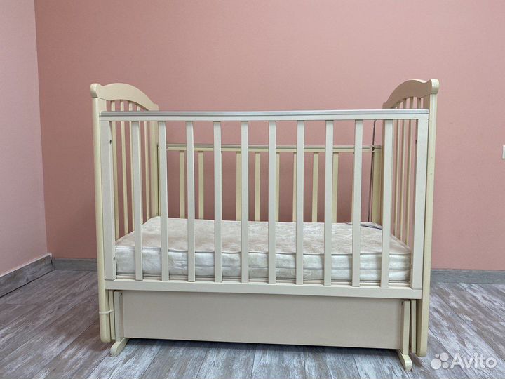 Детская кроватка с маятником и ящиком