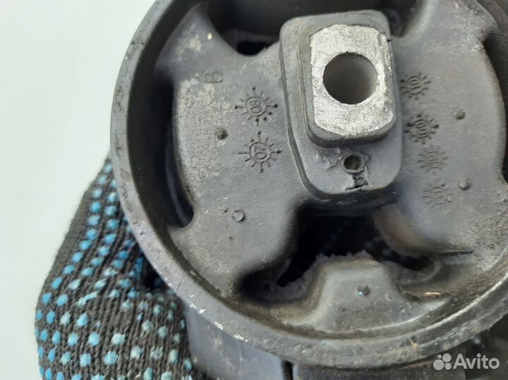 Опора двигателя задняя Volkswagen Passat B3