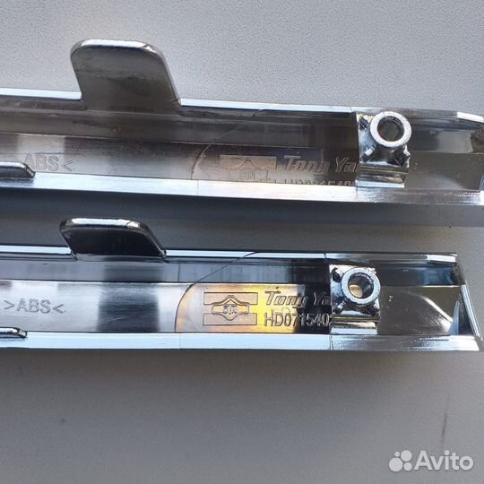 Молдинг решетки радиатора центр. левый Honda CR-V