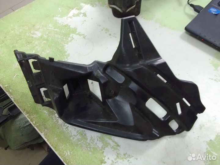 Кронштейн крепления решетки радиатора, левый Skoda