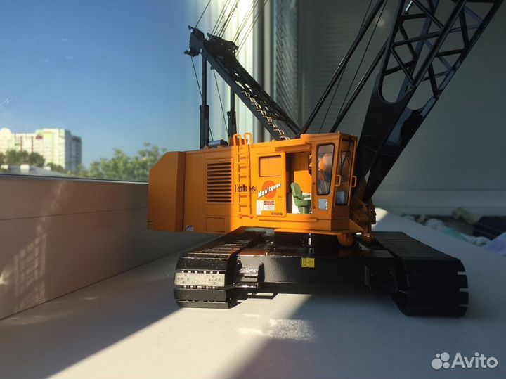 Модель гусеничного крана 1:50