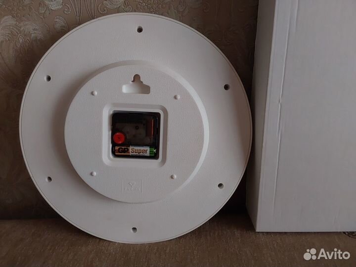 Часы новые настенные белые