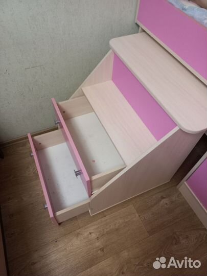 Детская кровать чердак со столом и шкафом