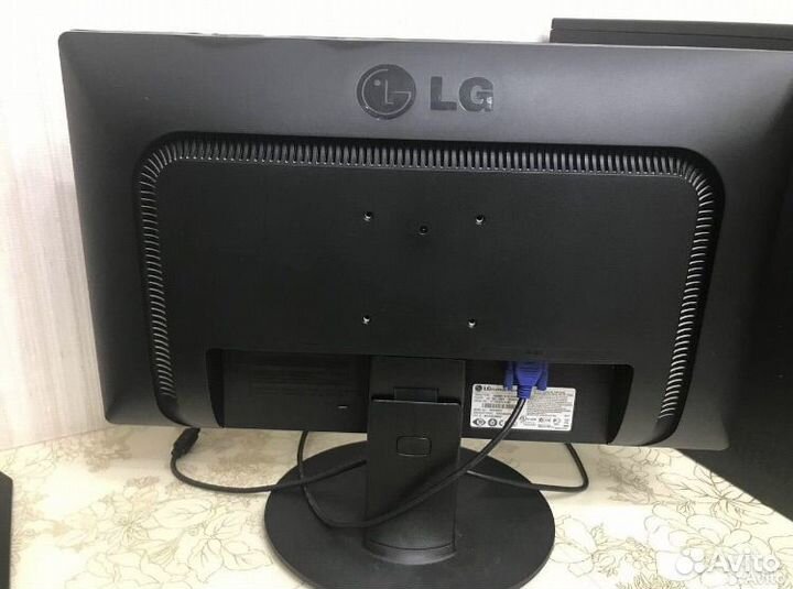 Игровой компьютер с монитором и клавиатурой