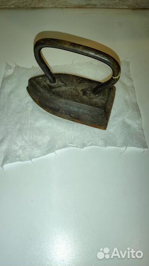 Старый утюг железный