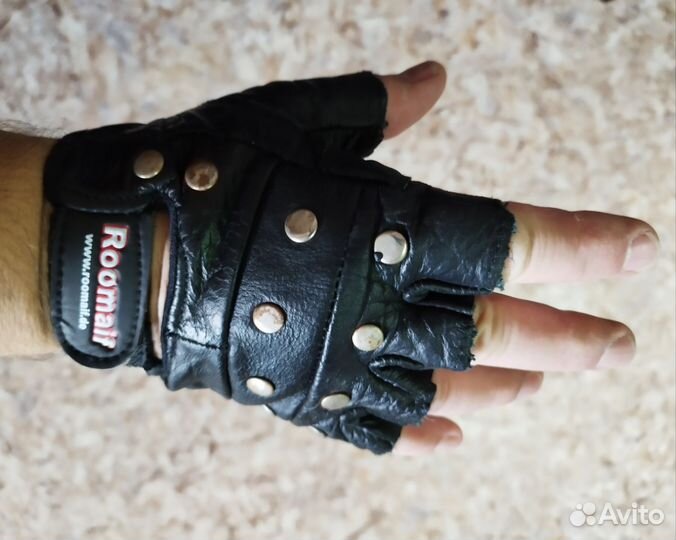 Перчатки кожаные с заклёпками