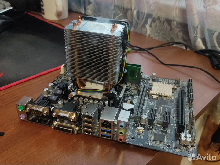 Материнская плата с процессором и памятью