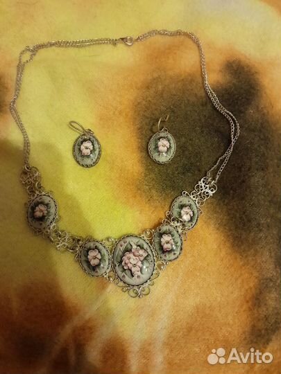 Ожерелья, серьги и часы