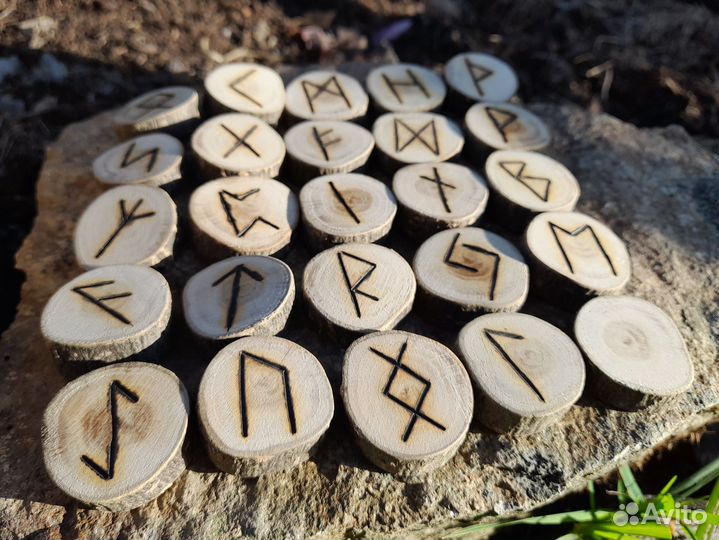Руны из спилов дуба