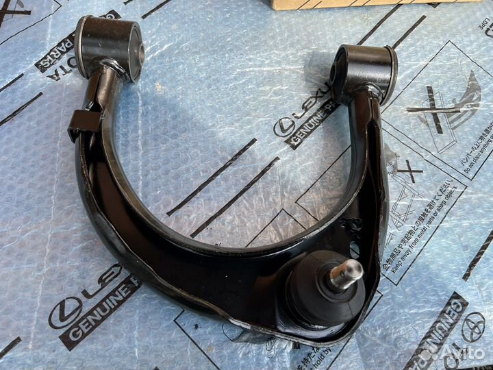 Рычаг передний верхний правый Land Cruiser 200