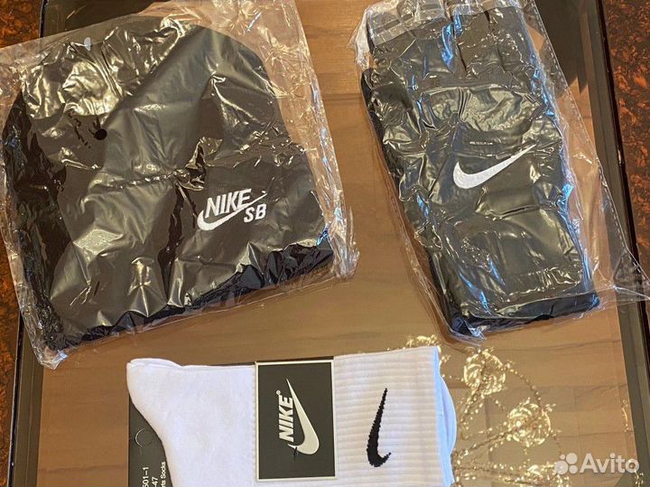 Черная шапка и черные перчатки nike