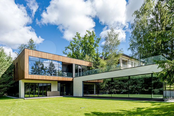 Коттедж 850 м² на участке 20 сот.