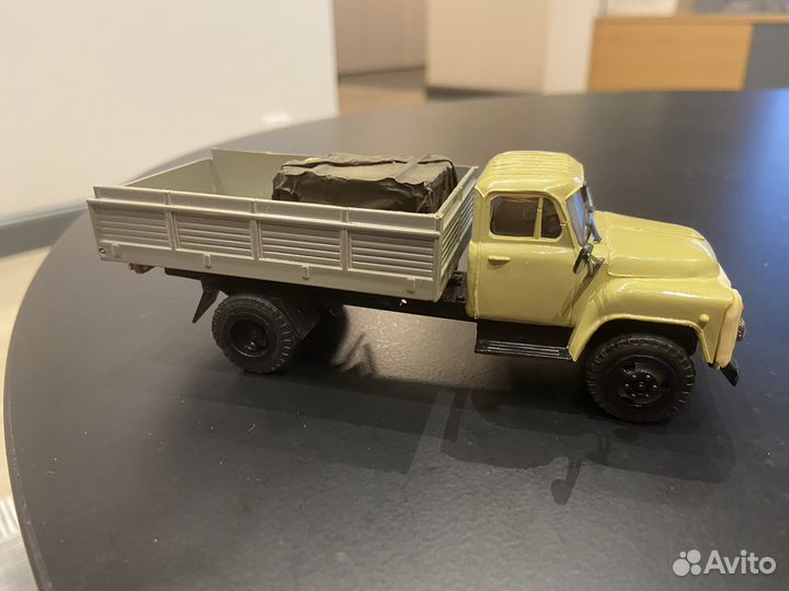 Газ с грузом и прицеп цистерна