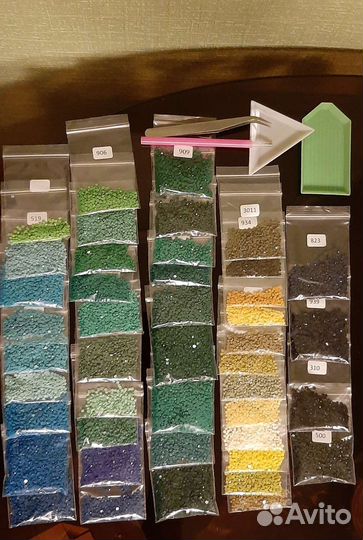 Стразы и пинцет для алмазной мозаики