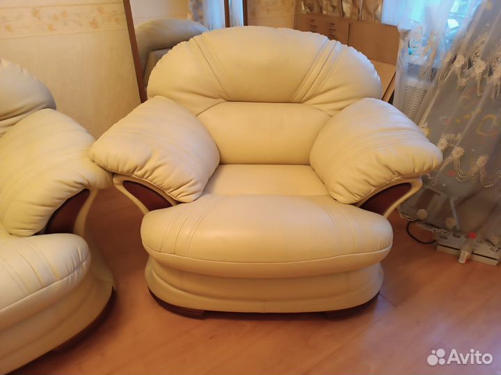 Кожаный диван и кресло