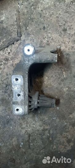 Кронштейн двиг прав volkswagen transporter t5 1.9