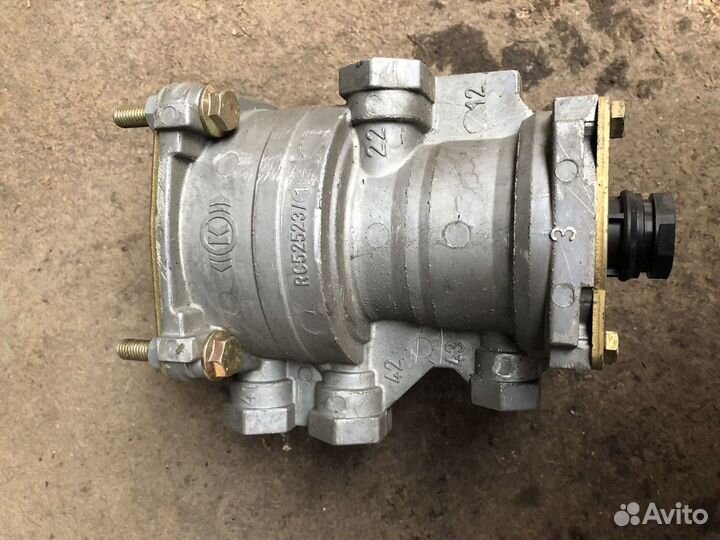 Кран управления тормозами прицепа Renault Magnum