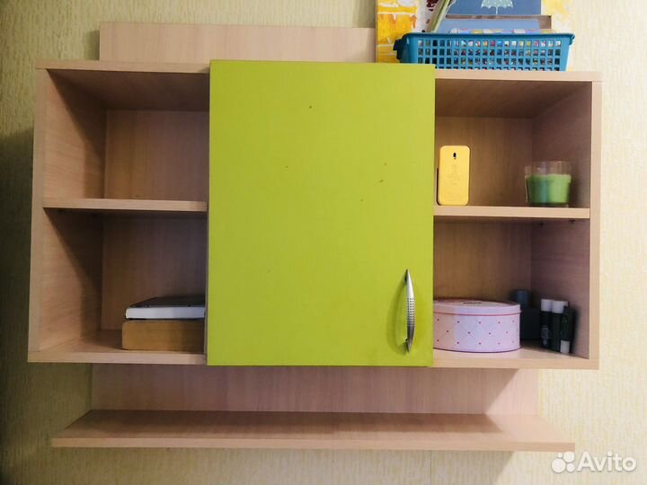 Письменный стол с навесной полкой