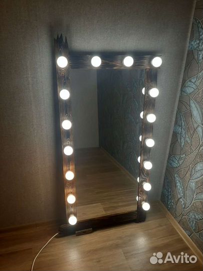 Гримерное зеркало с лампочками