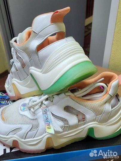 Кроссовки женские