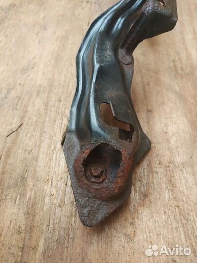 Усилитель переднего бампера верхний Toyota Estima