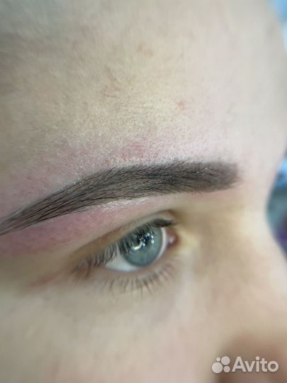 Модель на брови