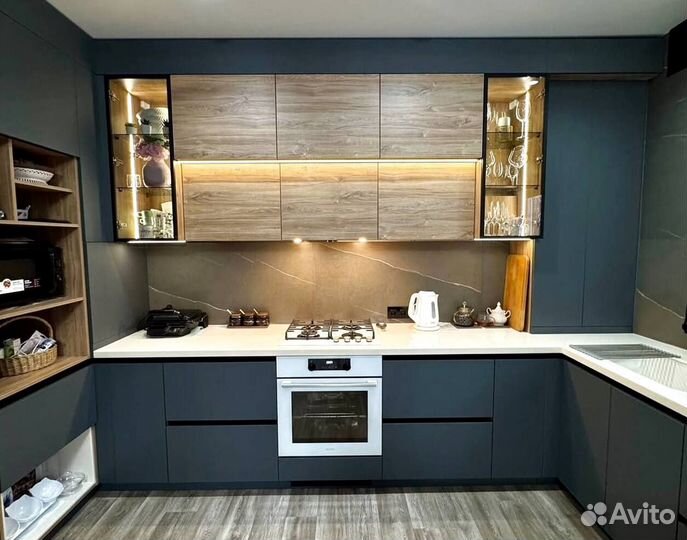 Угловая кухня на заказ до потолка