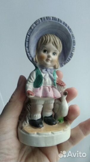 Девочка с гусиком, статуэтка