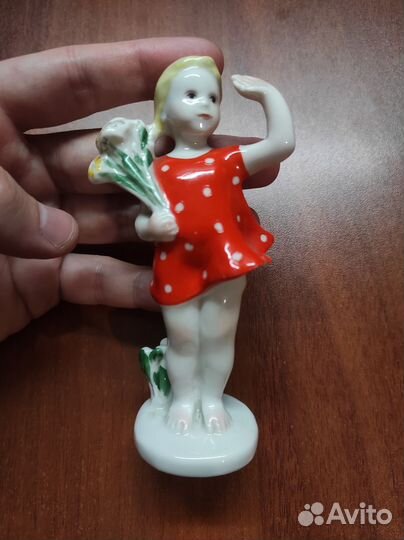 Статуэтка СССР Девочка с цветами на параде лфз