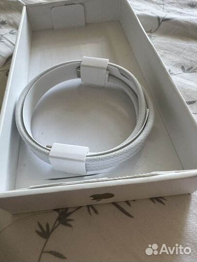 Провод на iPhone 15