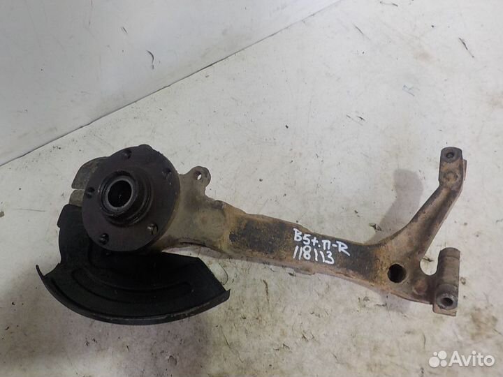 Кулак передний правый Volkswagen Passat B5