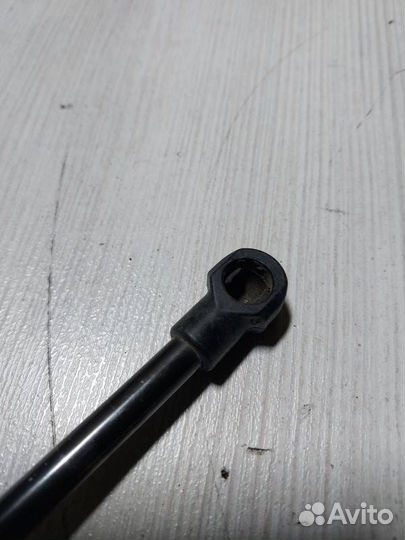 Амортизатор багажника Nissan Terrano