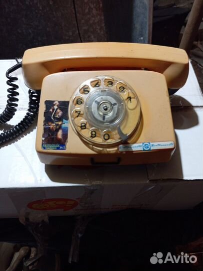 Старый стационарный телефон в рабочем состоянии