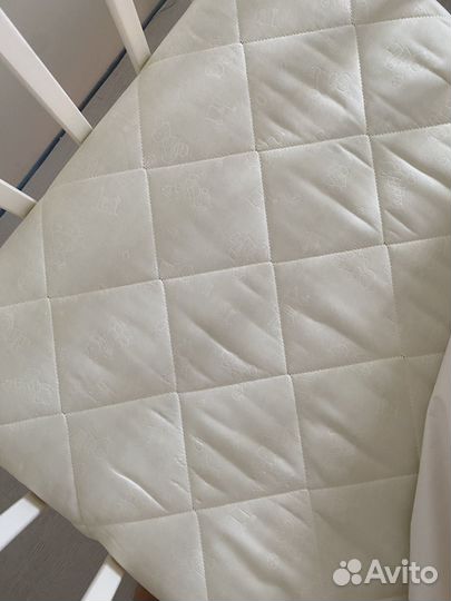 Детская кроватка с маятником