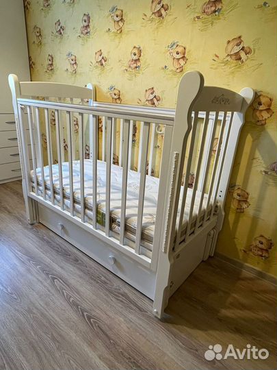 Детская кроватка с маятником