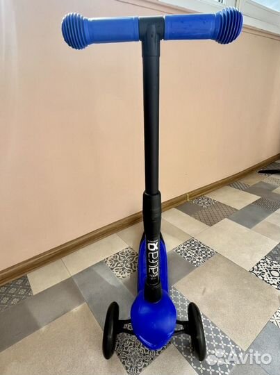 Самокат трехколесный