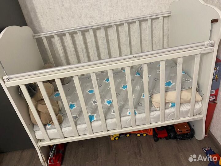 Стульчик для кормления и детская кроватка