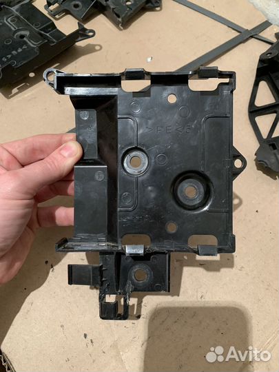 R1 09-14 крепление реле зарядки мозгов Yamaha