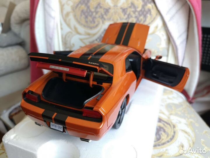 1:18 acme Dodge Challenger SRT8 2010