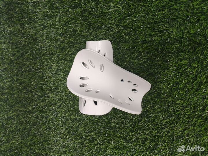 Щитки футбольные для взрослых и детей