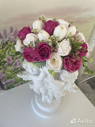 Статуя ангела с мыльными цветами