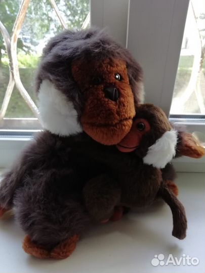 Обезьянка с мамой