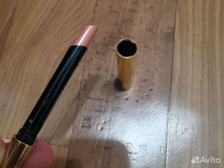 Помада Hourglass