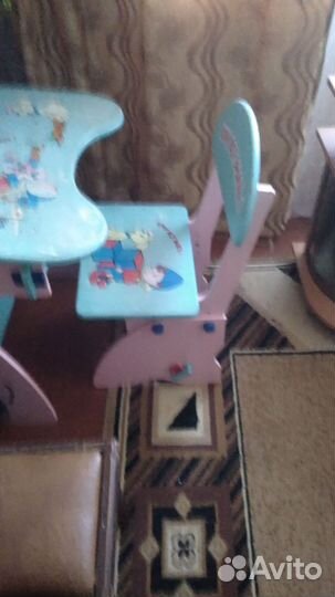Детский письменный стол и стул