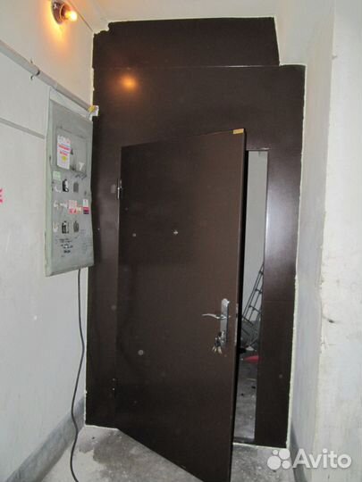 Перег, железные 93 серии (у лифта)