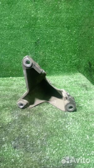 Кронштейн опоры двигателя Audi A4
