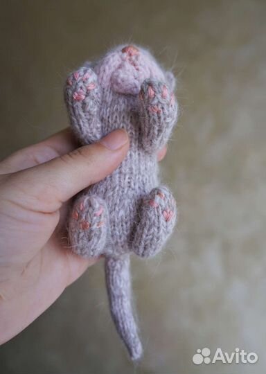 Спящий вязаный реалистичный котёнок в корзинке