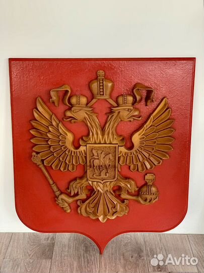 Резной герб России из дерева