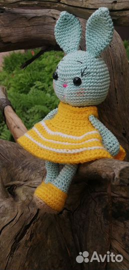 Вязаная игрушка заяц